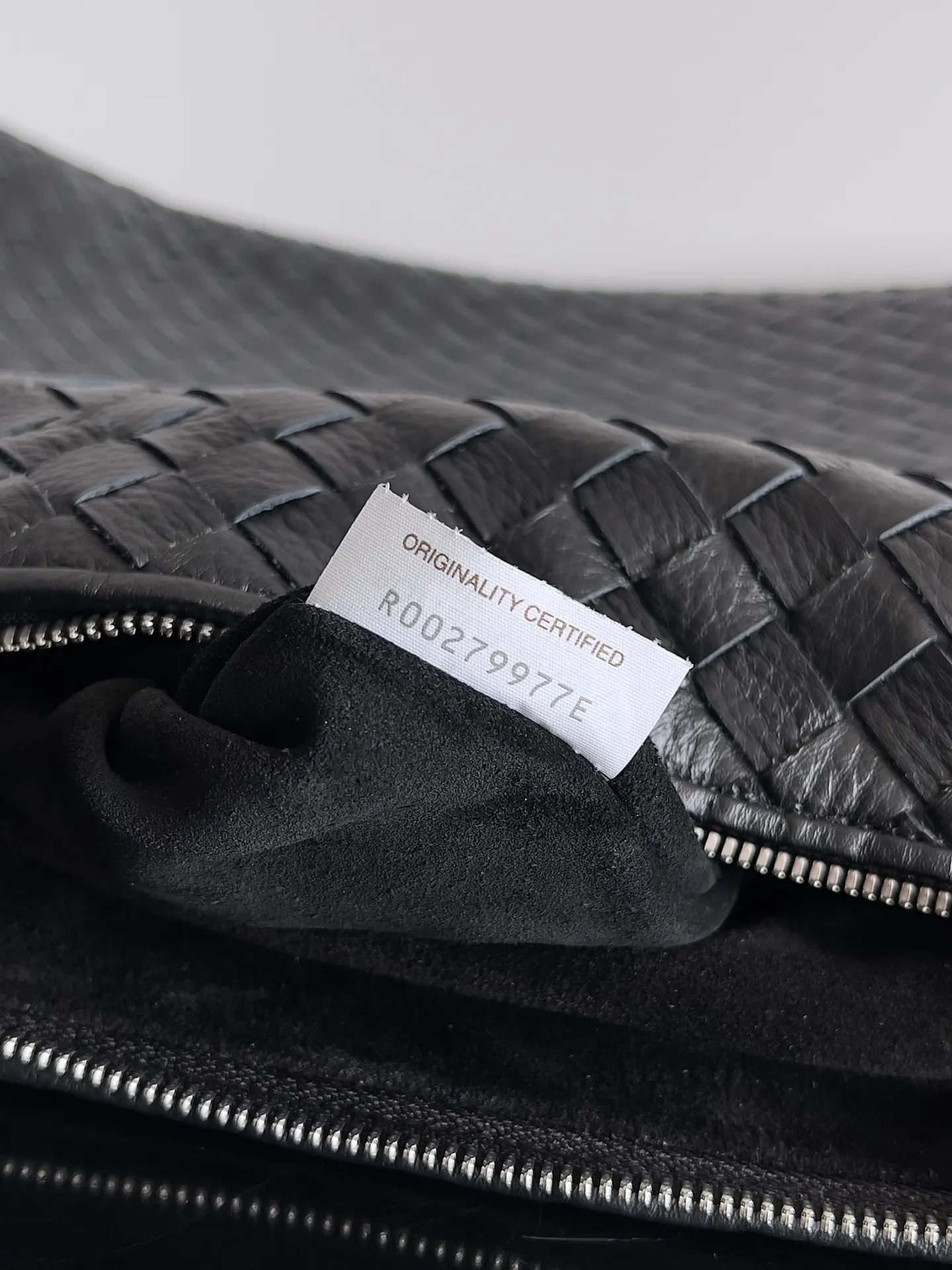 Batch 3280 BOTTEGA VENETA's new Traveler deerskin series is here! The travel season is coming soon, and I believe you must need a large-capacity and simple bag. This new Traveler is very in line with the current travel craze. The whole bag is designed with deerskin and is made of the highest quality leather. It feels tougher to the touch. The super large capacity is suitable for short trips. Traveling with friends and family does not require carrying heavy luggage. It is also very convenient for friends who often travel for work. You can carry two changes of clothes and a computer with you. It also comes with an adjustable shoulder strap to free your hands. Style number: 806976 Size: 58*46*10cm